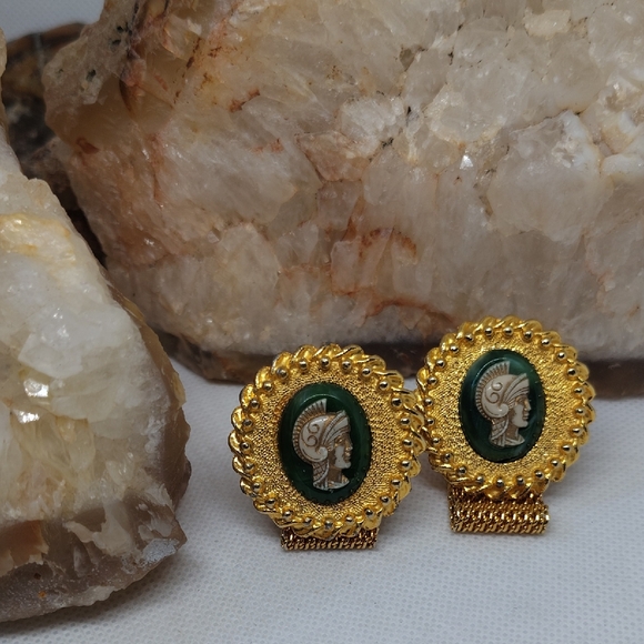 unbranded Jewelry - Vintage Gold Tone and Green Soldier Cameo Unisex Cufflinks